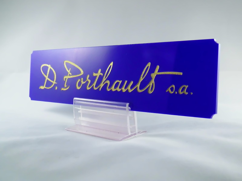 Табличка офисная из акрила с затиркой краской