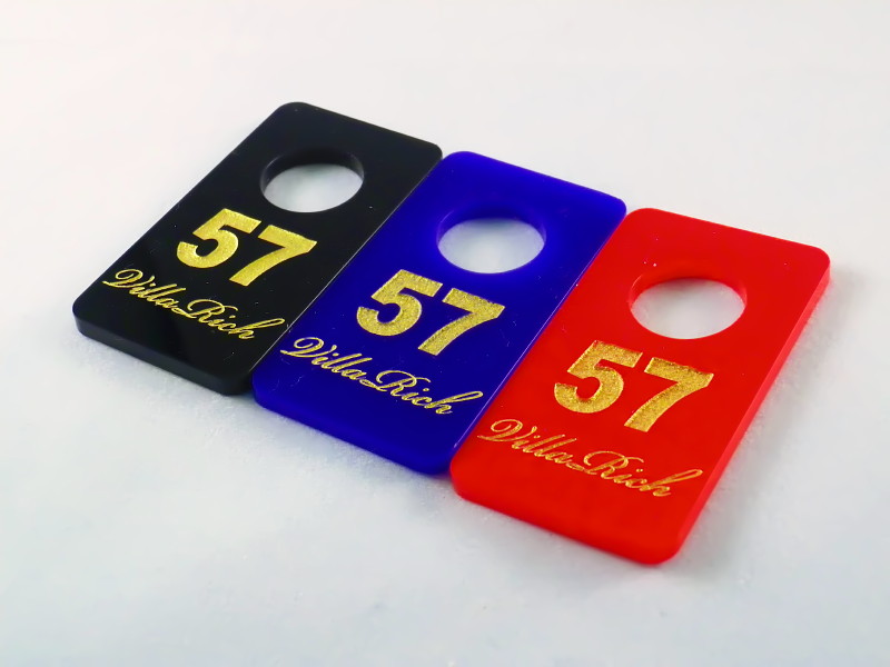 Гардеробные номерки из цветного акрила (гравировка лазером + затирка краской)